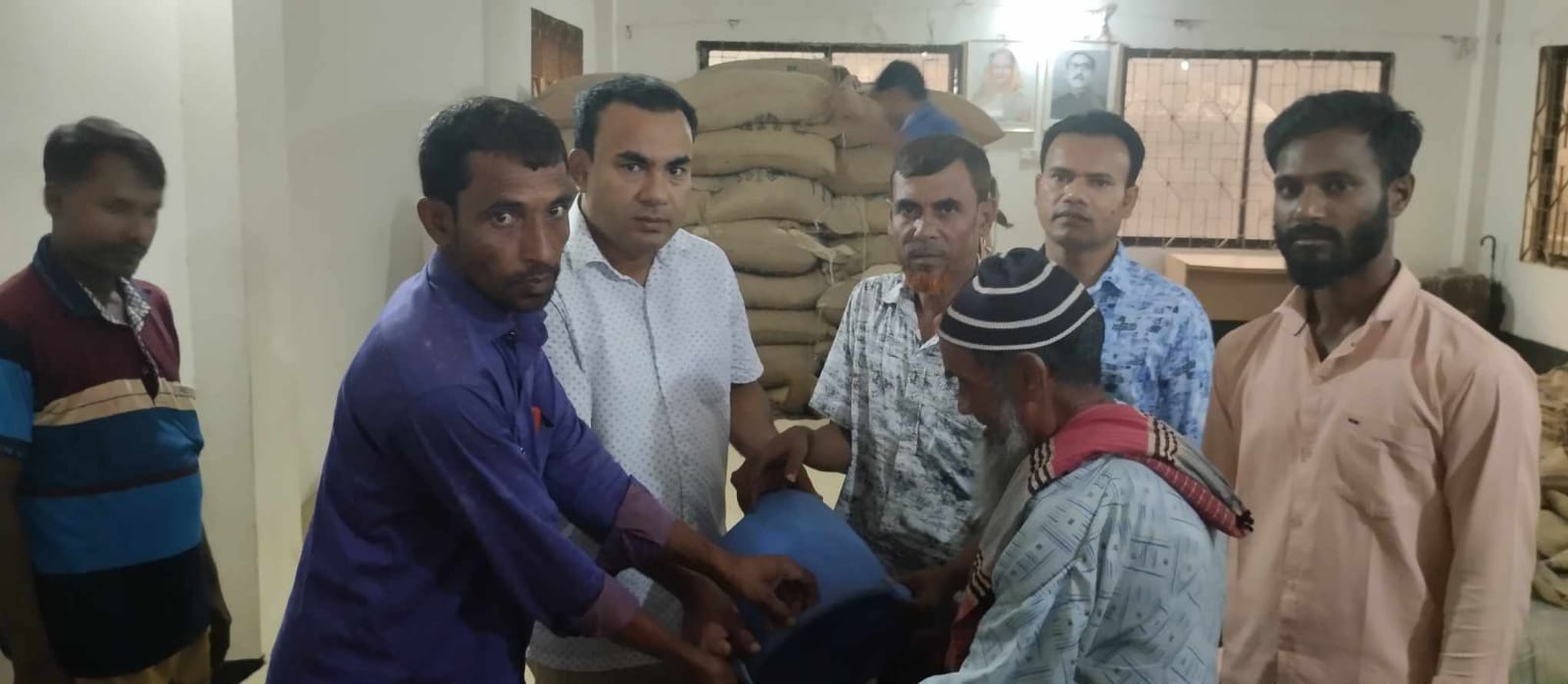 এনায়েতপুরে ভিজিএফ চাউল বিতরণ