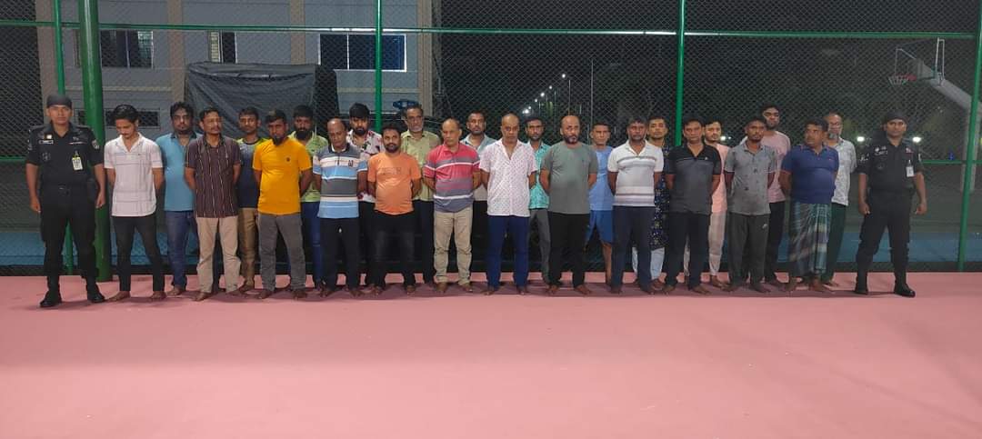 রাজশাহীর লক্ষ্মীপুরে জুয়ার আসর থেকে নগদ টাকাসহ ২৪ জন জুয়াড়ি আটক।