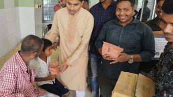 আওয়ামী লীগের ৭৫তম প্রতিষ্ঠাবার্ষিকী উপলক্ষে বরগুনা জেলার ছাত্রলীগের পক্ষ থেকে অসুস্থ ও মেহনতী মানুষের মাঝে খাবার বিতরণ