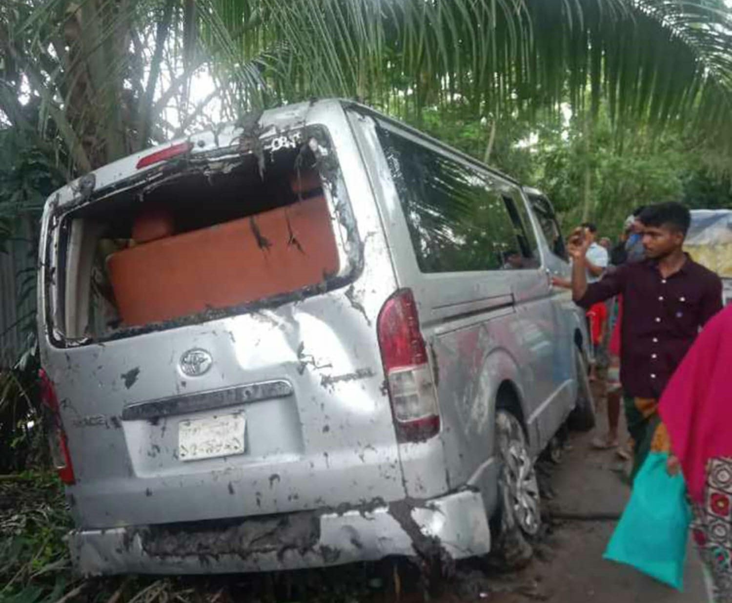 বরগুনায় ব্রিজ ট্রাজেডির নয়জন নিহতের ঘটনায় দুই তদন্ত কমিটি গঠনঃ মাইক্রোবাস উদ্ধার