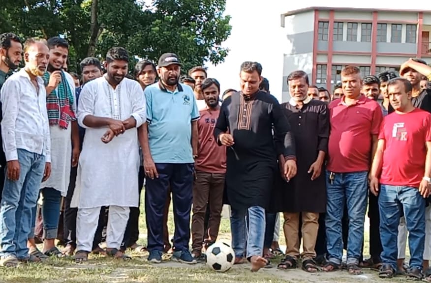 ঘিওরে সিএনজি ও অটো রিক্সা চালকদের মাঝে প্রীতি ফুটবল খেলা অনুষ্ঠিত