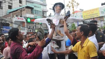 রাজশাহীতে কুশপুত্তলিকা জ্বালিয়ে এমপি শাহরিয়ারকে অবাঞ্ছিত ঘোষণা