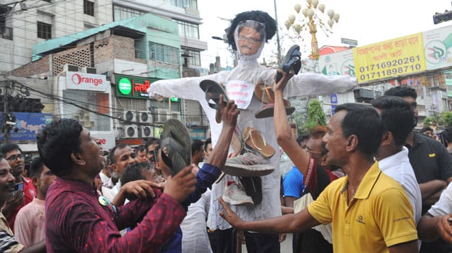 রাজশাহীতে কুশপুত্তলিকা জ্বালিয়ে এমপি শাহরিয়ারকে অবাঞ্ছিত ঘোষণা