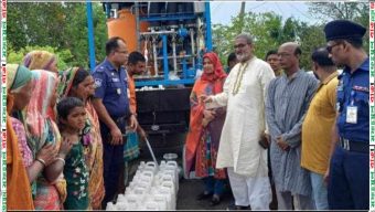 পাইকগাছায় রেমালে ক্ষতিগ্রস্তদের মাঝে বিশুদ্ধ পানি বিতরণ করেছে জনস্বাস্থ্য প্রকৌশল অধিদপ্তর