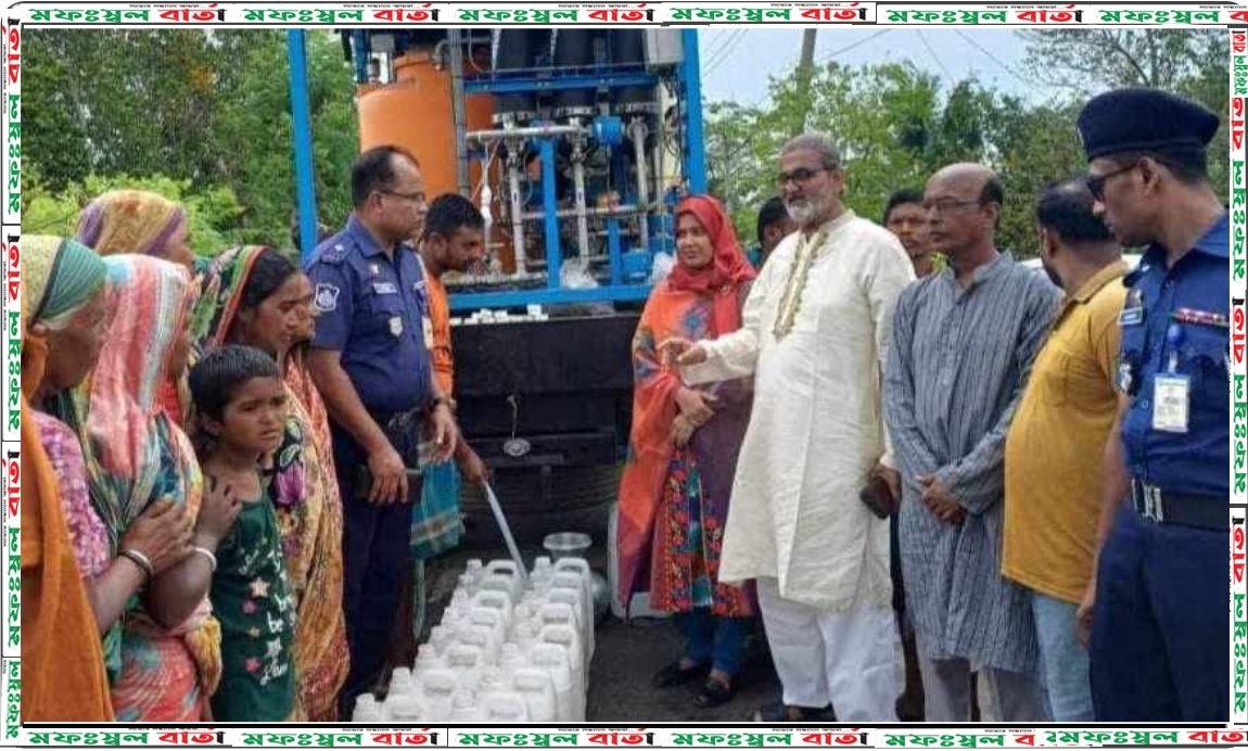পাইকগাছায় রেমালে ক্ষতিগ্রস্তদের মাঝে বিশুদ্ধ পানি বিতরণ করেছে জনস্বাস্থ্য প্রকৌশল অধিদপ্তর