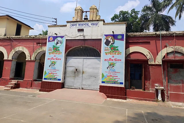 গভীর রাতে ছাদ ফুটো করে চার ফাঁসির আসামির পলায়ন, পরে গ্রেপ্তার