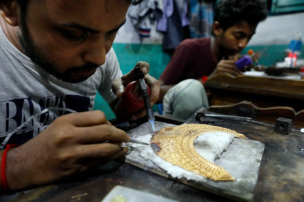 দেশে সাধারণ মানুষের গড় আয়ুর তুলনায় স্বর্ণকাররা ১৩ বছর কম বাঁচেন