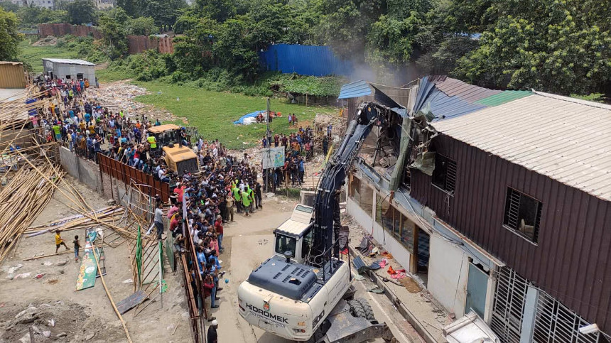 মোহাম্মদপুরে সাদিক এগ্রো ফার্ম উচ্ছেদ শুরু করেছে ডিএনসিসি