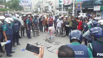 ৯ দফা দাবিতে খুলনায় শিক্ষার্থীদের অবস্থান