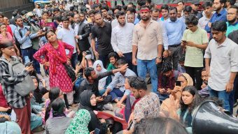 ঢাবিতে শিক্ষক-শিক্ষার্থীদের বিক্ষোভ, মাজার রোড থেকে আটক ৪