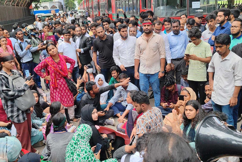 ঢাবিতে শিক্ষক-শিক্ষার্থীদের বিক্ষোভ, মাজার রোড থেকে আটক ৪