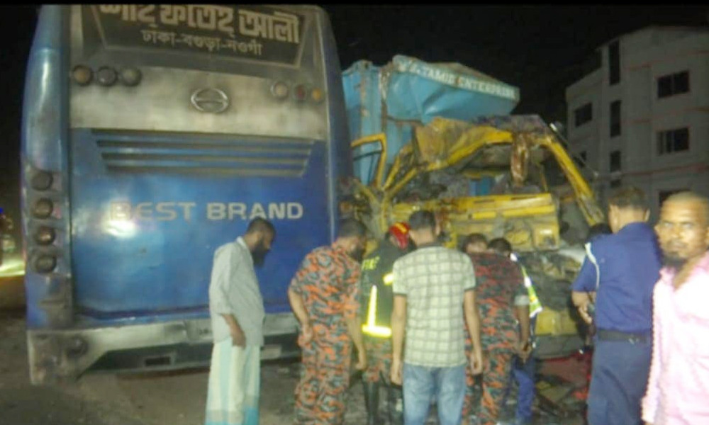 বগুড়ায় বাস-কাভার্ড ভ্যান সংঘর্ষ, চালকসহ নিহত ৪