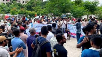 পরীক্ষা বাতিলের দাবিতে পিএসসির সামনে বিক্ষোভ