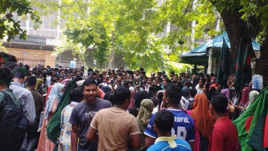 গণপদযাত্রা নিয়ে বঙ্গভবনে যেতে জড়ো হচ্ছেন আন্দোলনকারীরা