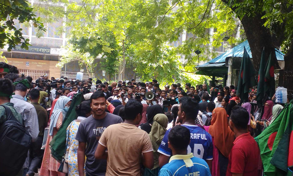 গণপদযাত্রা নিয়ে বঙ্গভবনে যেতে জড়ো হচ্ছেন আন্দোলনকারীরা