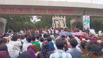 রাজু ভাস্কর্যের সামনে জড়ো হচ্ছেন কোটাবিরোধীরা