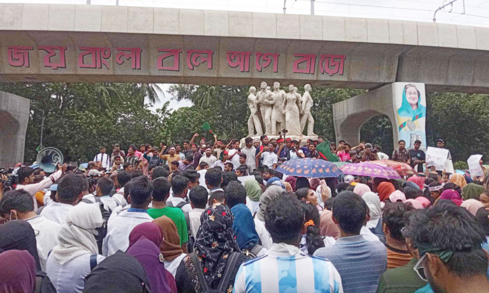 রাজু ভাস্কর্যের সামনে জড়ো হচ্ছেন কোটাবিরোধীরা