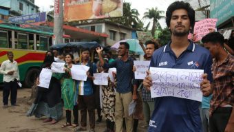 বরিশালে সড়কে অবস্থান নিয়ে শিক্ষার্থীদের বিক্ষোভ