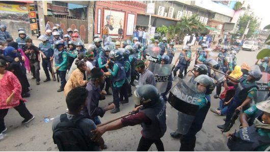‘মার্চ ফর জাস্টিস’: খুলনায় পুলিশ ও আন্দোলনকারীদের মধ্যে ধাওয়া-পাল্টা ধাওয়া