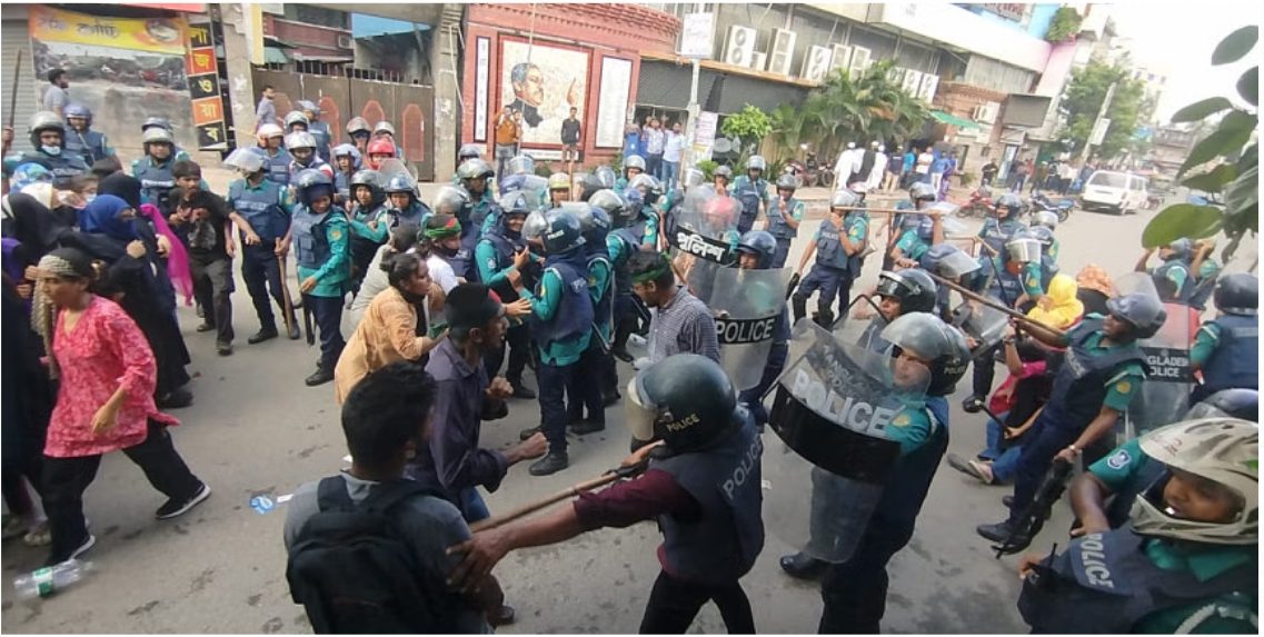 ‘মার্চ ফর জাস্টিস’: খুলনায় পুলিশ ও আন্দোলনকারীদের মধ্যে ধাওয়া-পাল্টা ধাওয়া