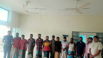 বরিশালের জয়ন্তী নদীতে যৌথ অভিযানে ১৯ গলদা চিংড়ি আটক