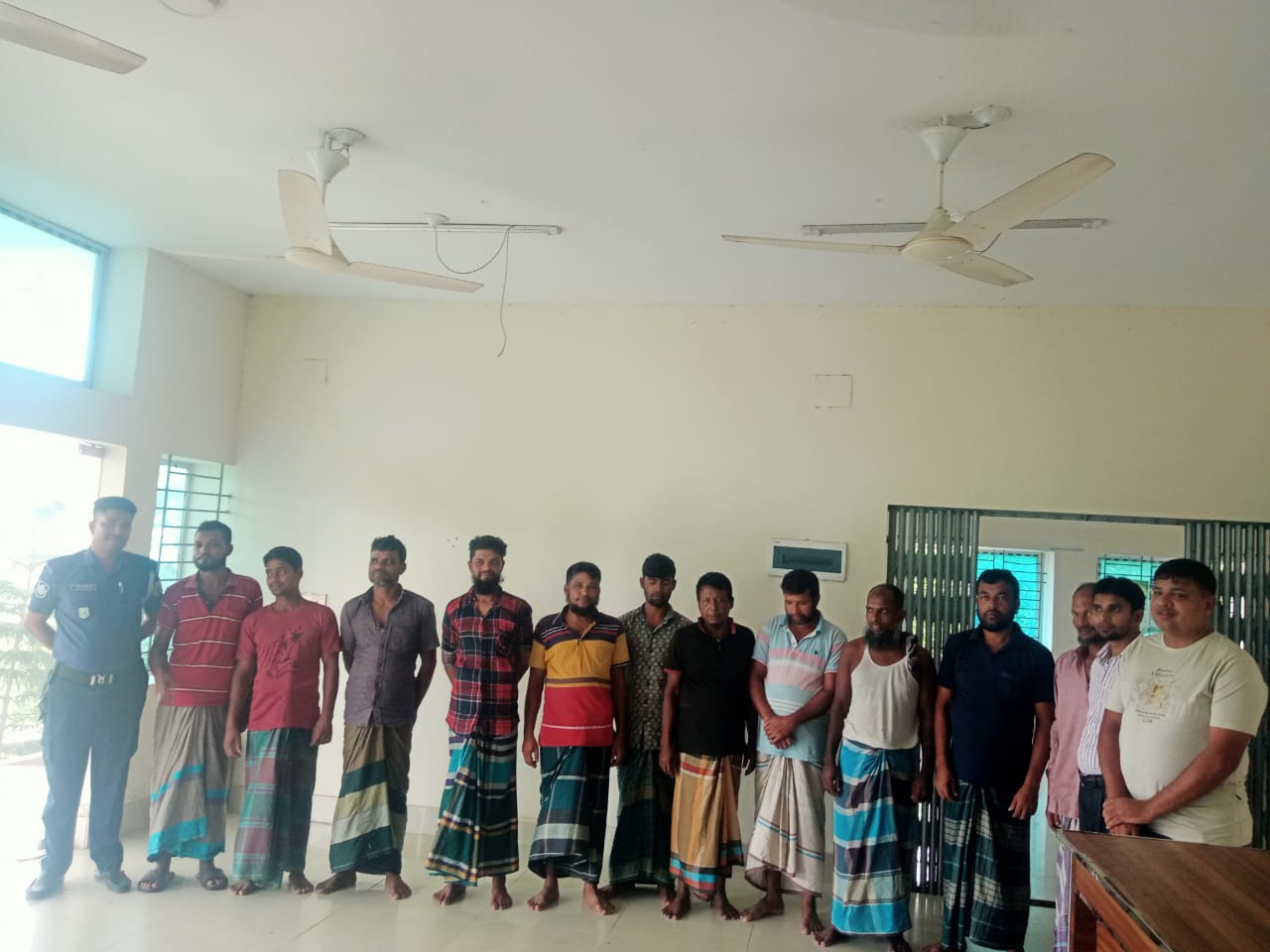 বরিশালের জয়ন্তী নদীতে যৌথ অভিযানে ১৯ গলদা চিংড়ি আটক
