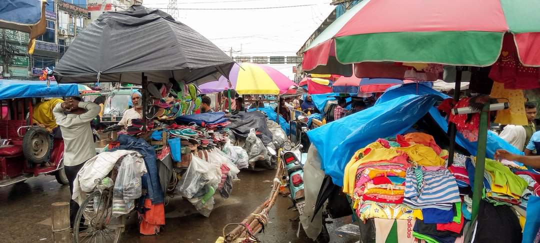 মানিকগঞ্জ বাস স্ট্যান্ড ফুট ওভারব্রিজ হকারদের দখলে ! প্রশাসনের দৃষ্টি প্রয়োজন