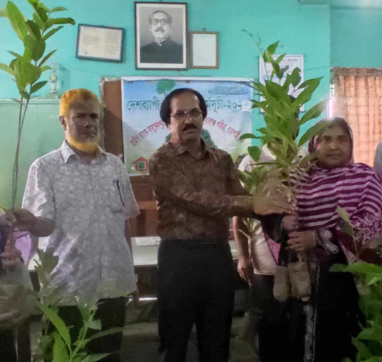 চলমান সালে বৃক্ষরোপণের নতুন রেকর্ড গ্রামীণ ব্যাংক চাপাইনবাবগঞ্জ এরিয়ার