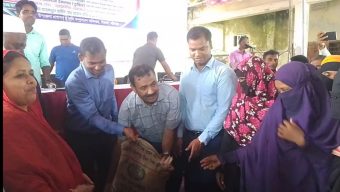 হিজলায় কৃষকের মাঝে বিনামূল্যে আমন ধানের বীজ ও সার বিতরণ