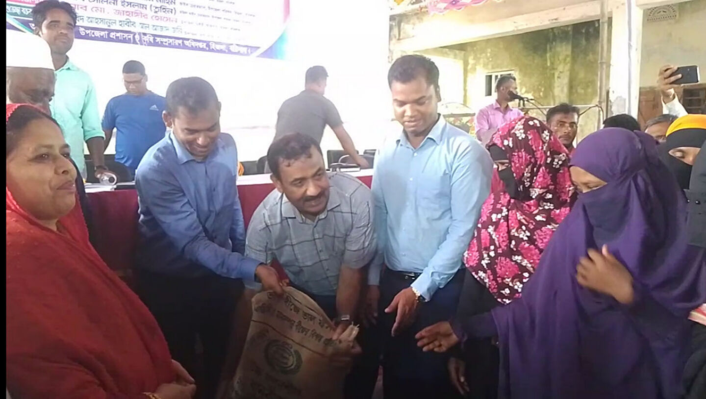 হিজলায় কৃষকের মাঝে বিনামূল্যে আমন ধানের বীজ ও সার বিতরণ