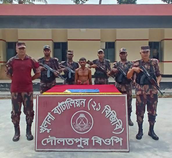 বেনাপোল সীমান্ত থেকে ৯ পিচ স্বর্ণেরবারসহ পাচারকারি আটক