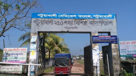 পটুয়াখালী মেডিকেলের পুরুষ ও নারী হোস্টেলে আসবাবপত্র স্থাপন কাজে ছাত্রলীগের বাধা