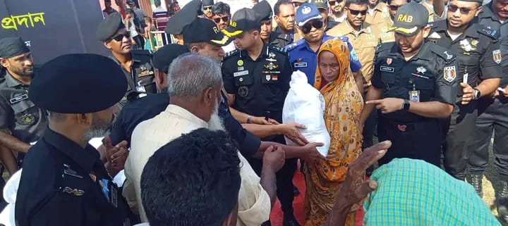 গাইবান্ধায় পানিবন্দি অসহায় মানুষদের মাঝে র‍্যাব-১৩ এর খাদ্য ও ওষুধ বিতরণ,