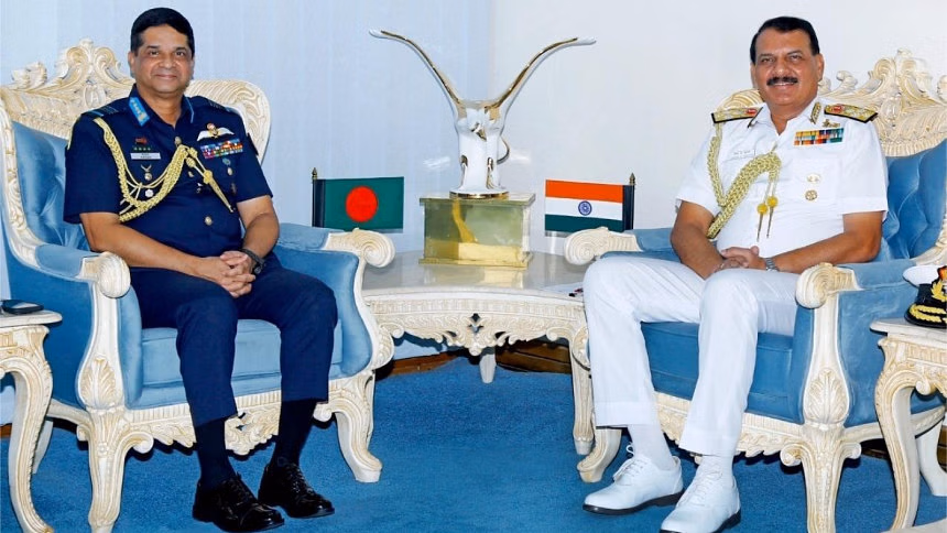 বাংলাদেশের বিমান বাহিনী প্রধানের সঙ্গে ভারতীয় নৌবাহিনী প্রধানের সাক্ষাৎ
