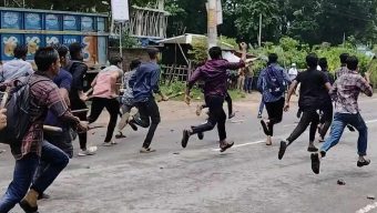 সাতক্ষীরায় শিক্ষার্থীদের  ধাওয়া খেয়ে দৌঁড়ে পালালো ছাত্রলীগ