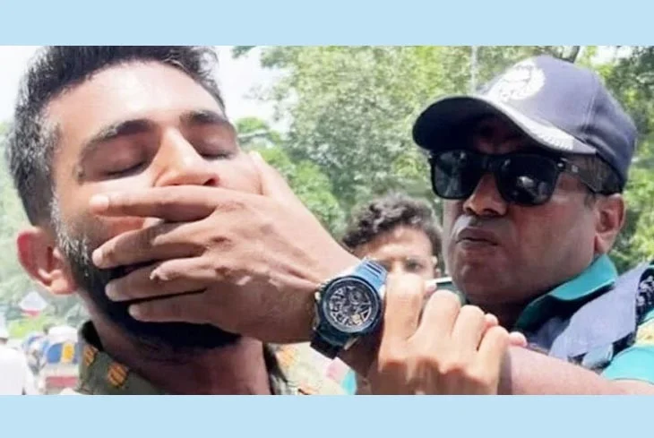 শিক্ষার্থীর মুখ চেপে ধরা সেই পুলিশ সদস্য বরখাস্ত