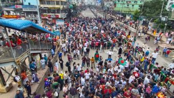 শিক্ষার্থীদের দখলে প্রগতি সরণী, যোগ দিয়েছেন শিক্ষক-অভিভাবকরাও
