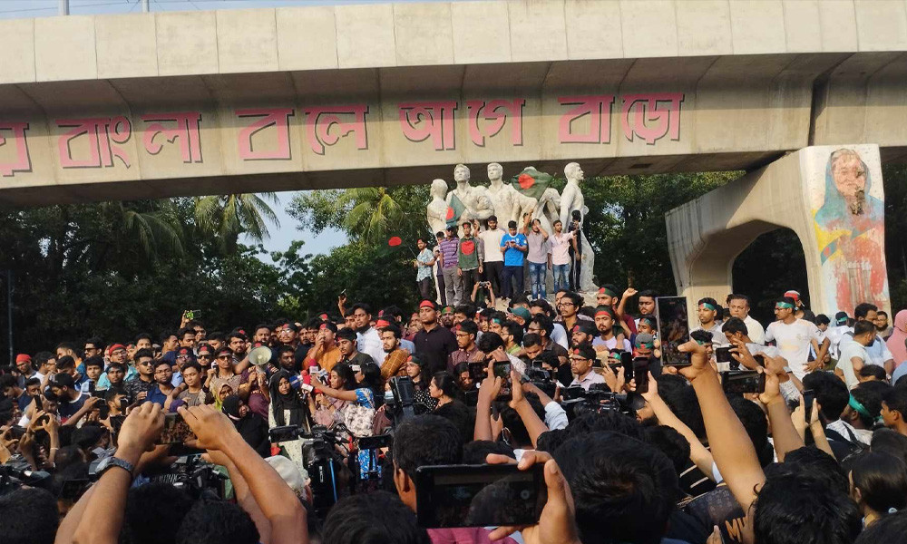 শেখ হাসিনার বিচারের দাবিতে ঢাকা বিশ্ববিদ্যালয়ে বিক্ষোভ