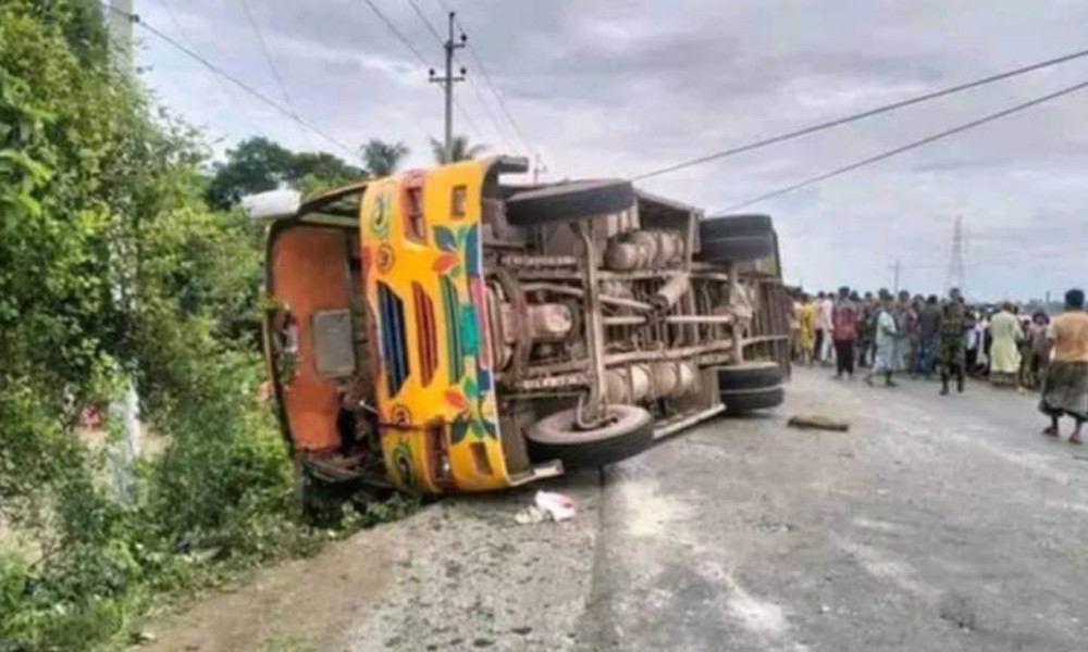 ব্রাহ্মণবাড়িয়ায় বাস উল্টে নিহত ১ জন ও আহত ১৫ জন
