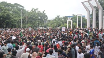 শহীদ মিনার থেকে এক দফা ঘোষণা শিক্ষার্থীদের