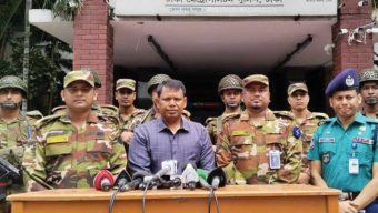 থানায় সেনাবহিনীর সদস্যদের উপস্থিতি, জনগনকে সহায়তা করছে পুলিশ
