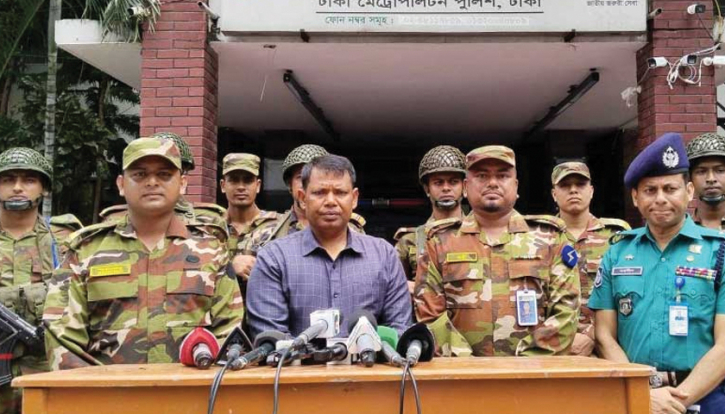 থানায় সেনাবহিনীর সদস্যদের উপস্থিতি, জনগনকে সহায়তা করছে পুলিশ