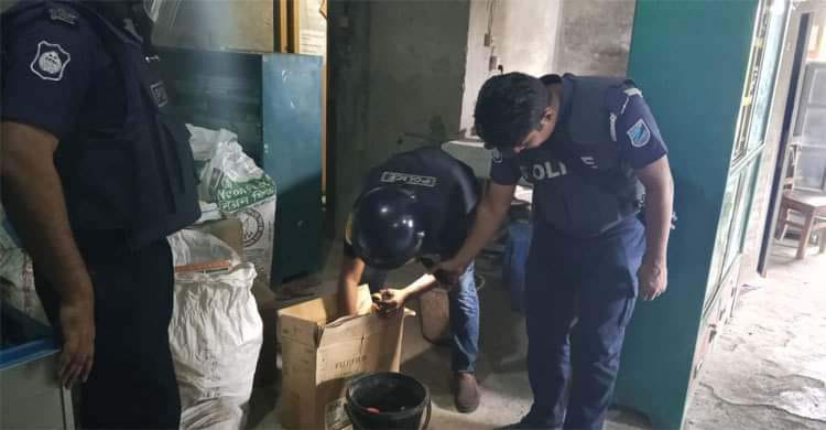 ফরিদপুরে জামায়াতের কার্যালয় থেকে ১২ ককটেল উদ্ধার