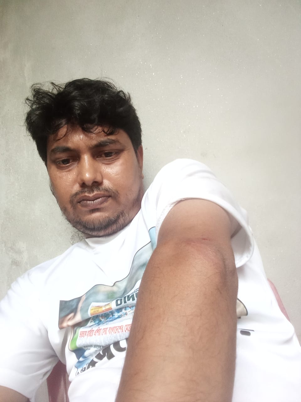 জয়পুরহাটে প্রেসক্লাব ভাংচুরসহ সাংবাদিক নিরেন দাসকে কুপিয়ে জখম