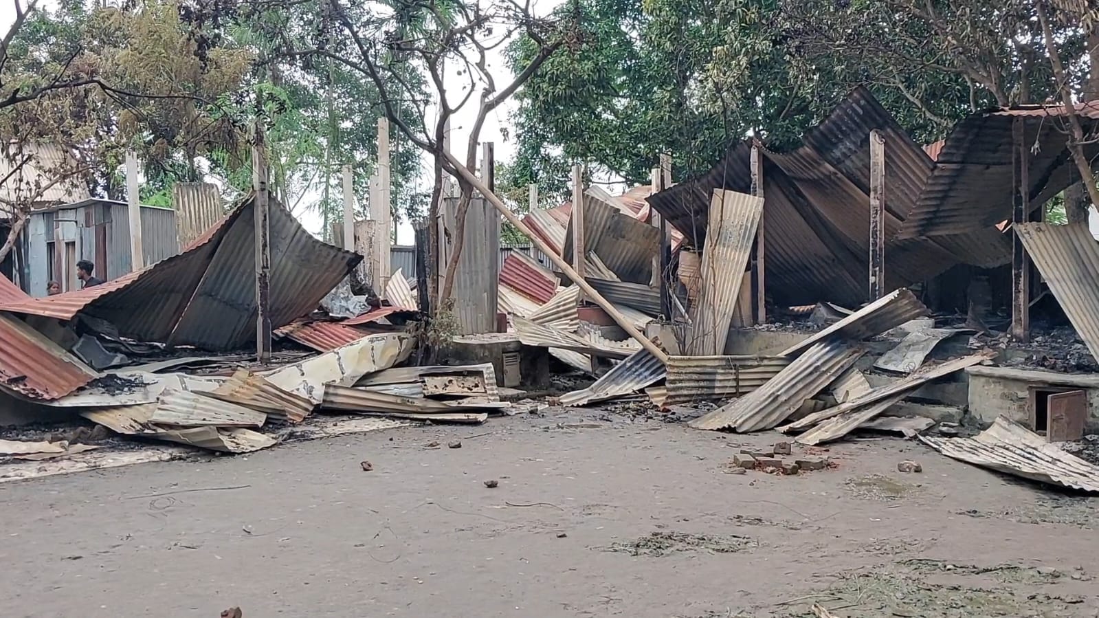 পাঁচ হাজার টাকা পাওনা নিয়ে সংঘর্ষে আহত ২০, ভাঙচুর-অগ্নিসংযোগ ১২ বাড়িতে