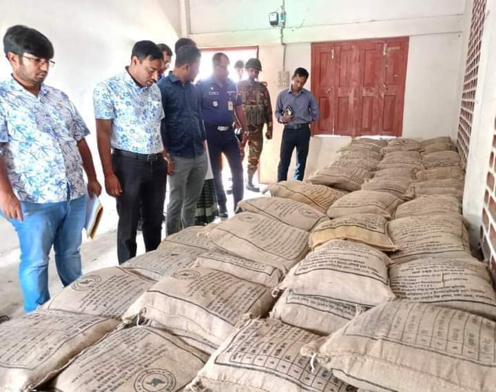 খুলনার পাইকগাছায় সাবেক এমপির বাড়ি থেকে ২৩০ বস্তা ত্রানের চাউল,ডাউল ও তেল উদ্ধার