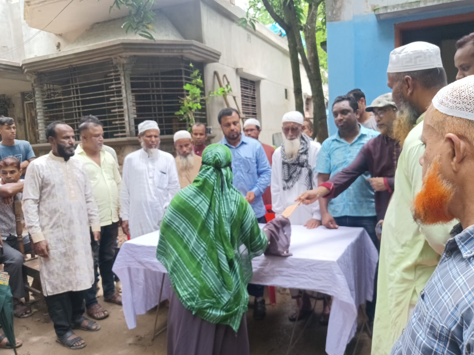 আখাউড়ায় সমাজসেবক বিল্লাল খন্দকারের পক্ষথেকে বন্যার্তদের মাঝে আর্থিক সহায়তা প্রদান