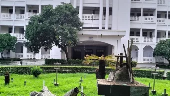 সুপ্রিম কোর্ট প্রাঙ্গণের ভাস্কর্যটি উপড়ে ফেলা হয়েছে