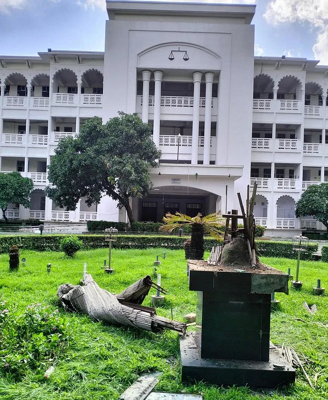সুপ্রিম কোর্ট প্রাঙ্গণের ভাস্কর্যটি উপড়ে ফেলা হয়েছে