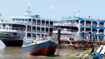 বৈরী আবহাওয়ার কারণে আরিচা- কাজিরহাট ও পাটুরিয়া -দৌলতদিয়া নৌরুটে লঞ্চ চলাচল বন্ধ